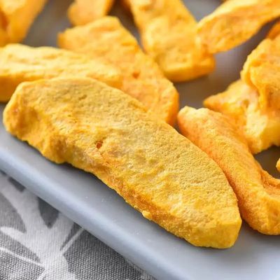 खरीदें उच्च गुणवत्ता वाले फ्रीज - सूखे आम के टुकड़े 100% शुद्ध फल बिना संरक्षक के 12 महीने की शेल्फ लाइफ online manufacture