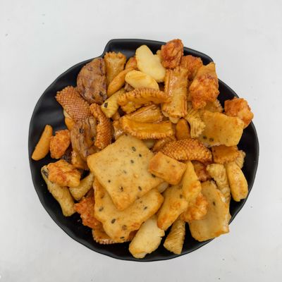 खरीदें नमकीन स्वाद के साथ पफ्ड राइस क्रैकर्स हल्का कुरकुरा और परिवार के अनुकूल स्नैक online manufacture