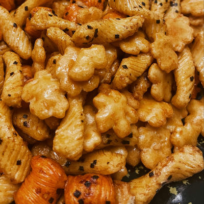 अच्छी कीमत मूल स्वादिष्ट जापानी फ्राइड क्रैकर्स बेक्ड जापानी स्नैक्स क्रैकर्स ऑनलाइन