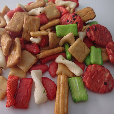 अच्छी कीमत ओईएम जापानी राइस क्रैकर्स सेमी सॉफ्ट जापानी तिल क्रैकर्स ऑनलाइन