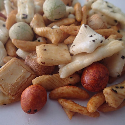 अच्छी कीमत स्टार्च जापानी बेक्ड राइस क्रैकर्स राइस क्रैकर मिक्स विथ कोटेड पीनट्स ऑनलाइन