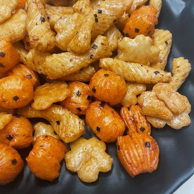 अच्छी कीमत जापानी आयातित स्नैक नमकीन स्वादिष्ट आकस्मिक चावल पटाखे ऑनलाइन