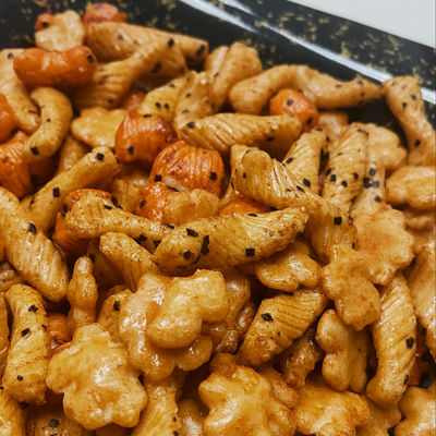 अच्छी कीमत जापानी थोक अनुकूलित चावल पटाखे समुद्री शैवाल चावल पटाखा नाश्ता ऑनलाइन