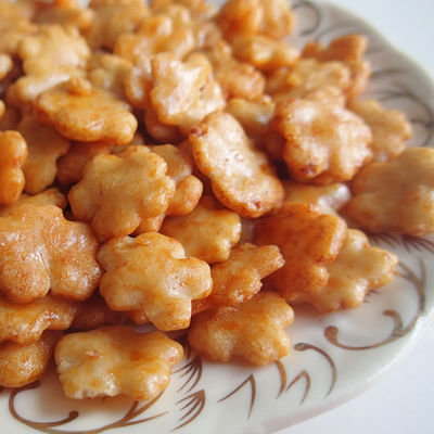 अच्छी कीमत जापानी आयातित स्नैक नमकीन स्वादिष्ट आकस्मिक चावल पटाखे ऑनलाइन