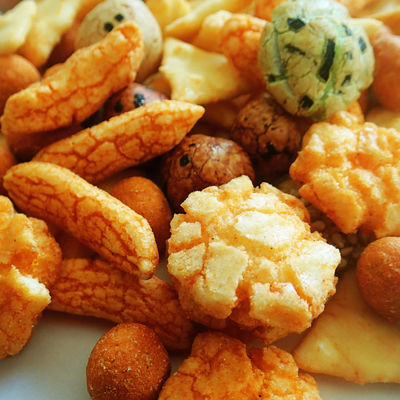 अच्छी कीमत लेपित मूंगफली जापानी अनाज स्नैक्स मिश्रित सेनबेई चावल पटाखे के साथ गर्म बिक्री चावल पटाखा ऑनलाइन