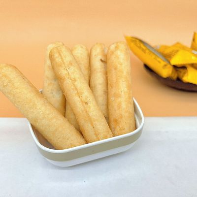 मुंह में पानी लाने वाले नमकीन अंडे की जर्दी के स्वाद के साथ तेल से भरा हुआ फूला हुआ नाश्ता